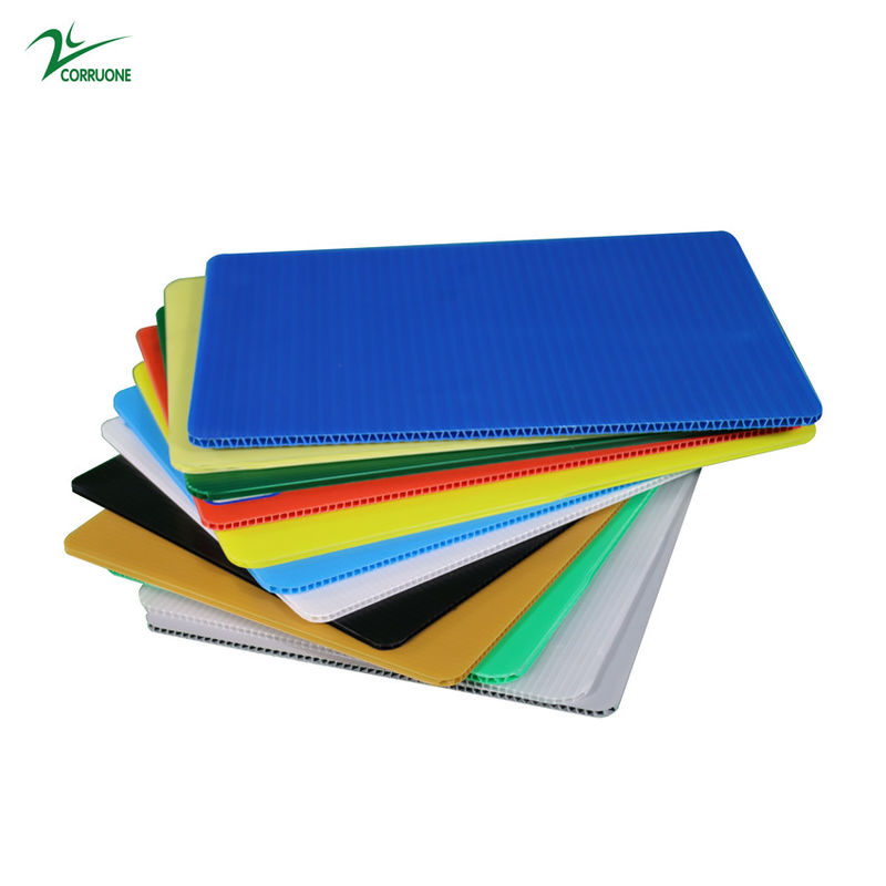 Lo strato ondulato A4 Coroplast dell'HDPE ignifugo di Sunproof riveste 4x8