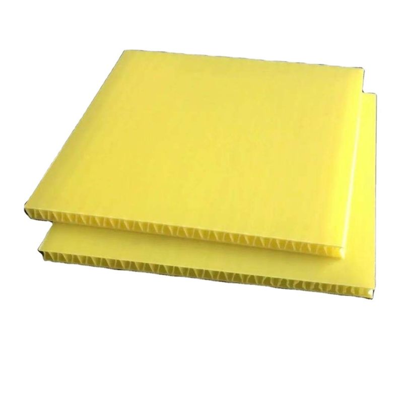 Lo strato ondulato A4 Coroplast dell'HDPE ignifugo di Sunproof riveste 4x8