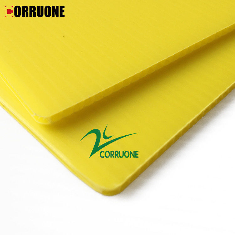 Il bordo giallo di Coroplast 5mm 6mm 8mm ha ondulato gli strati di plastica 4x8