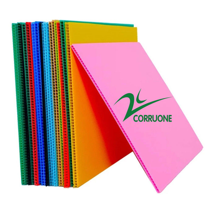 Fabbricazione a mano di fogli di cartone nero in coroplast 4ft x 8ft per strutture temporanee e cartone cavo in PP