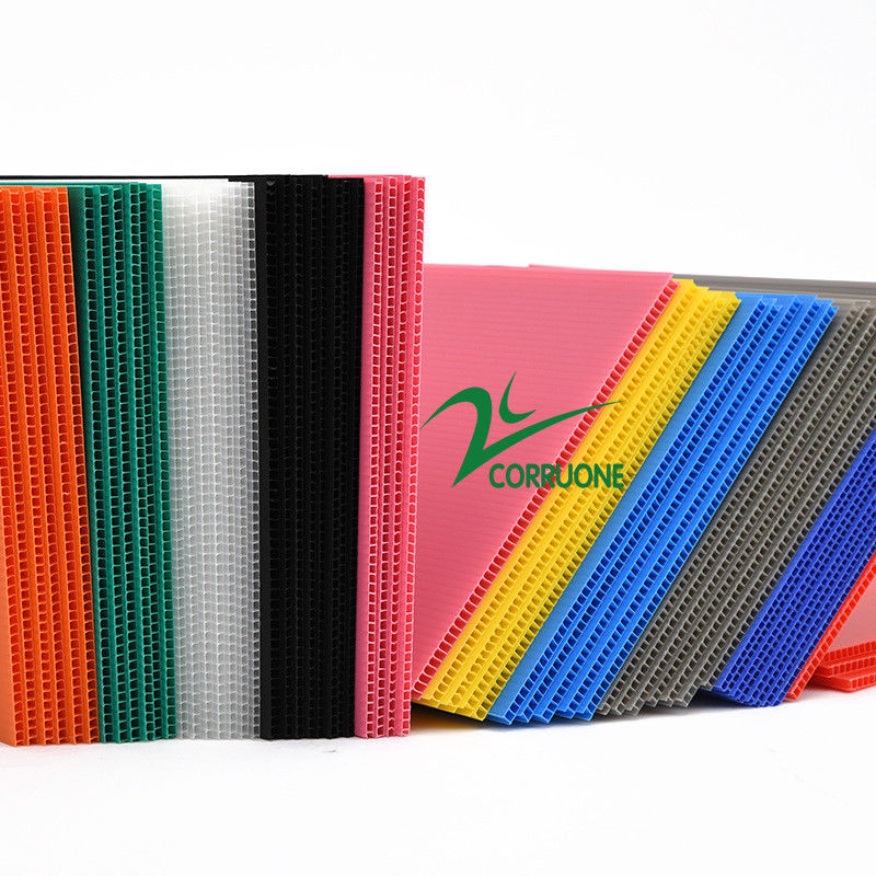 Fabbricazione a mano di fogli di cartone nero in coroplast 4ft x 8ft per strutture temporanee e cartone cavo in PP